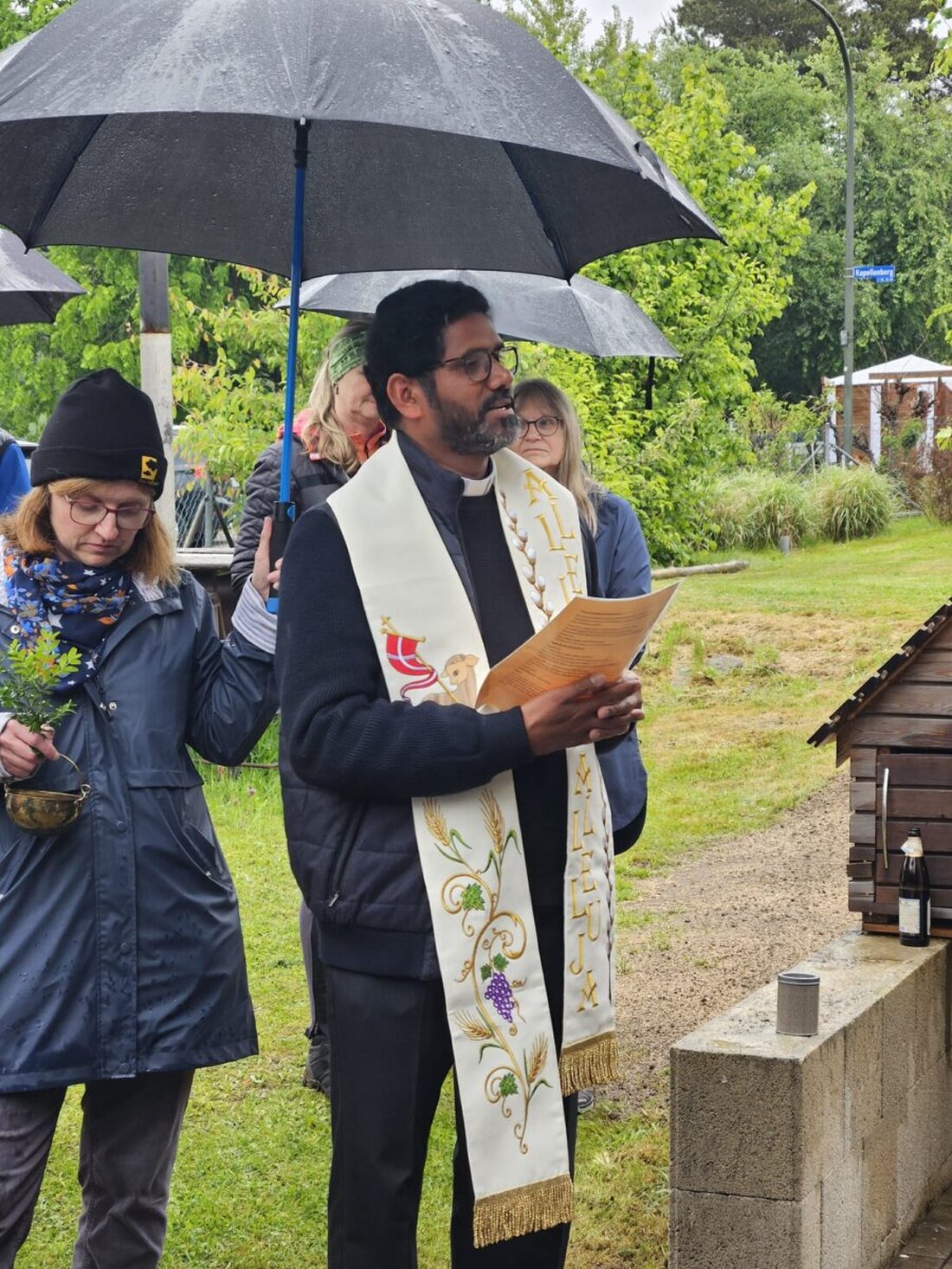 Altenhammer. Am 25. Mai 2025 wurde der neue Spielplatz als interkommunales Projekt zwischen Flossenbürg und Floß feierlich eingeweiht. Trotz Regenwetters feierten Besucher unter Pavillons, und Kinder testeten das neue Spielgelände ausgelassen.