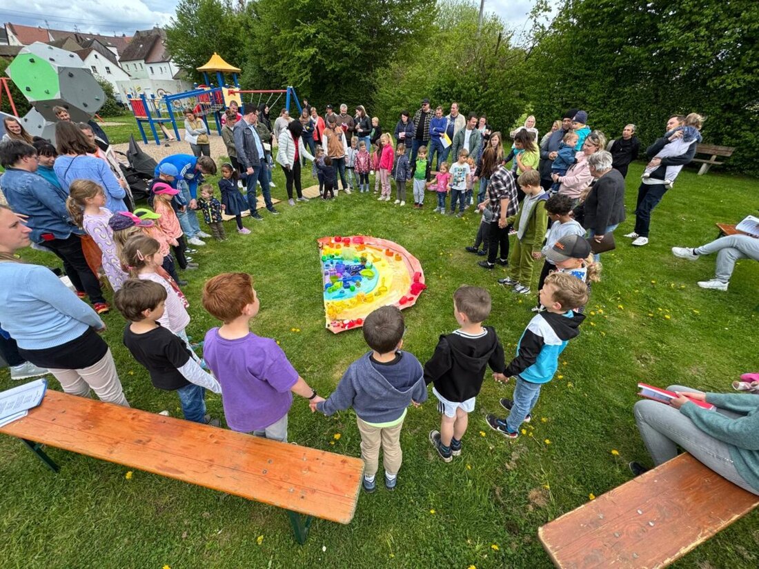 Kaltenbrunn. Am 4. Mai fand ein fröhlicher Spielplatztag der "Familienbande" statt, bei dem Familien einen abwechslungsreichen Tag im Freien genossen. Kinder und Erwachsene erlebten neben einer ökumenischen Andacht viel Spaß und Austausch, eine Herbstaktion ist bereits geplant.