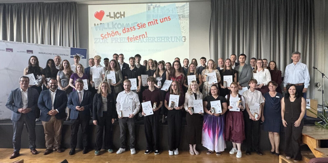 Weiden. Bei der Preisträgerehrung der Europa-Berufsschule wurden am Montag, 20. Juli 2026, die besten Absolventinnen und Absolventen geehrt. Gäste aus Politik und Wirtschaft würdigten die duale Ausbildung und Spitzenleistungen.