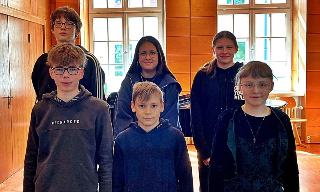 Weiden. Sieben junge Talente der Franz-Grothe-Schule glänzten bei freiwilligen Leistungsprüfungen in Theorie und Praxis mit herausragenden Ergebnissen. Topwerte: Fabian Albertin 49,5/50 (D1) und Alina Weber 48,75/50 (D2).