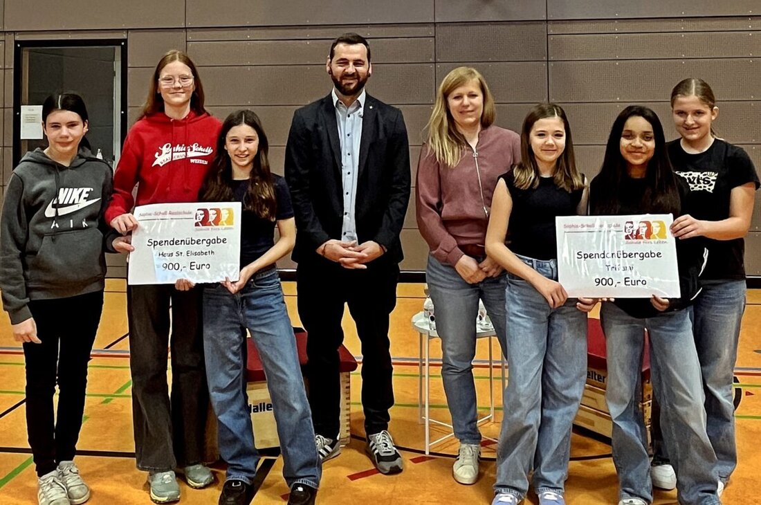 Weiden. Schülerinnen der sechsten Klassen der Sophie-Scholl-Realschule erschwammen 1.800 Euro und 3.208 Bahnen. Je 900 Euro gingen an Haus St. Elisabeth und Trifami. Das Geld finanziert Schulsets sowie Schwimm- und Reittherapie.