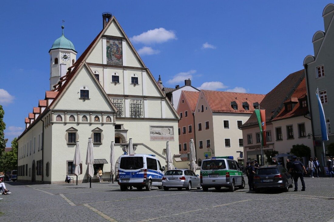 Weiden. Diese Frau wollte partout keinen Mund-Nasen-Schutz in der Fußgängerzone tragen. Nachdem sie den Aufforderungen der Polizei mehrfach nicht nachgekommen war und die Polizisten auch noch beleidigte, landete sie in der Haftzelle.