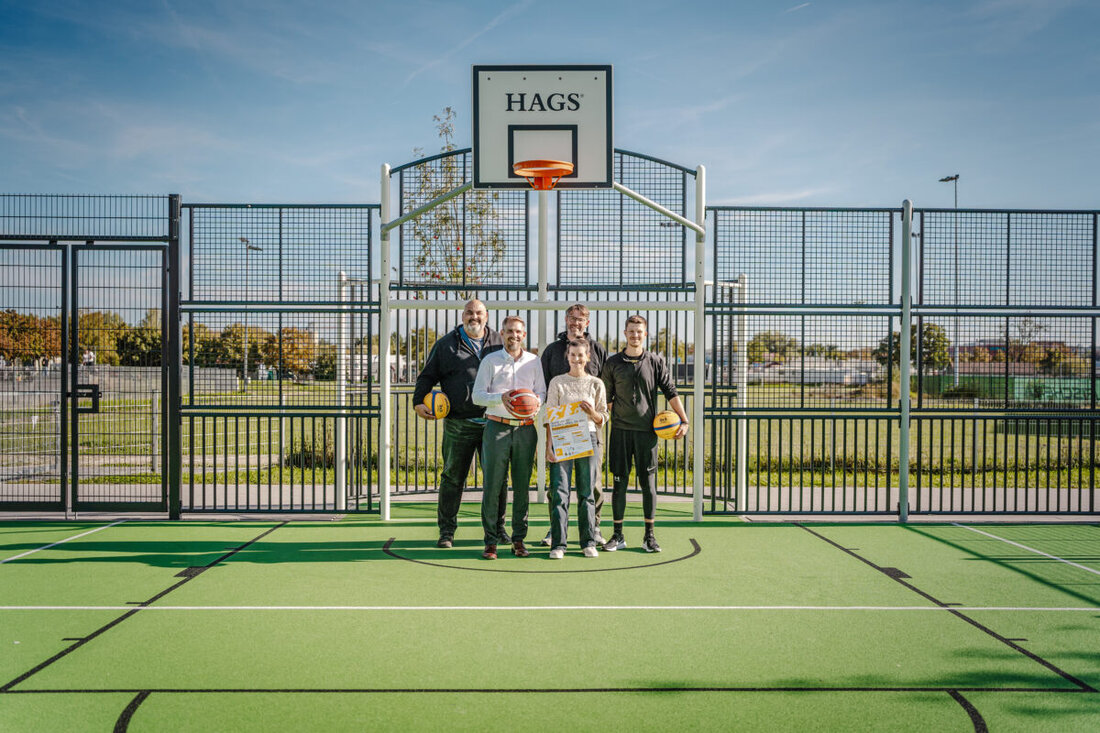Amberg. Das Bewegungsprogramm „Sport vor Ort“ ist mit einer kostenlosen Basketballstunde im Sportpark Am Schanzl gestartet. Kinder und Jugendliche trainieren dabei mit den Knights Amberg-Sulzbach.