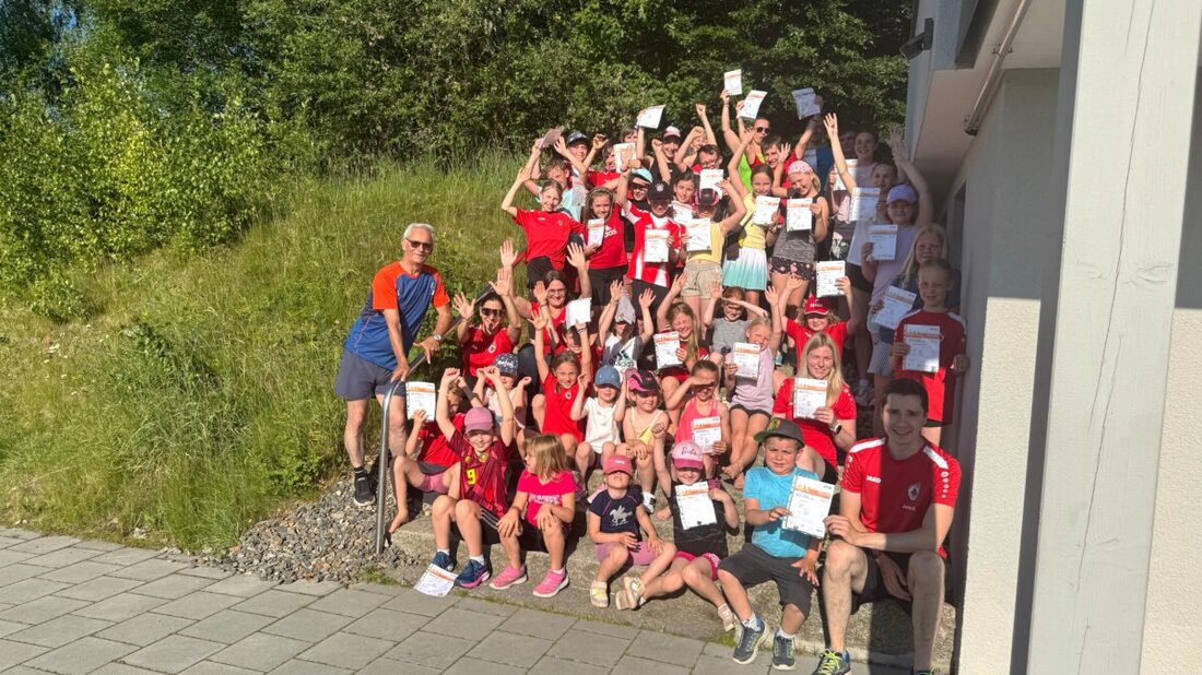 Flossenbürg. Der TSV Flossenbürg ist in die Sportabzeichen-Saison 2026 gestartet und ehrte zugleich die Leistungen des Vorjahres: 42 Abzeichen, davon 22 Gold, 18 Silber und zwei Bronze. Die Abnahmen laufen donnerstags ab 18 Uhr.