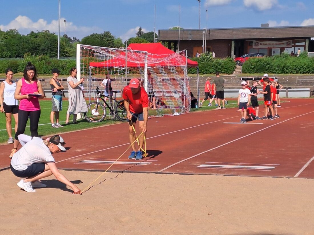 Vohenstrauß. Trotz hochsommerlicher Temperaturen fand am Mittwoch im Sportzentrum in Vohenstrauß der traditionelle Sportabzeichentag des TV Vohenstrauß statt. 
