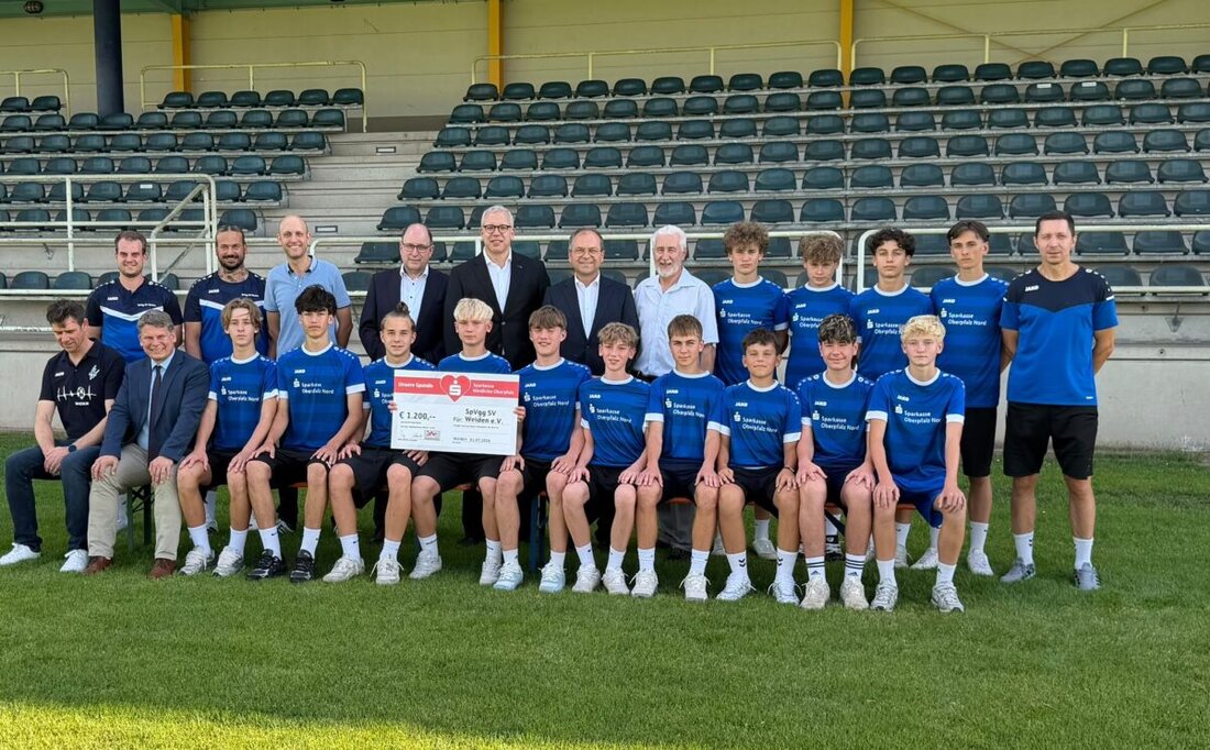 Weiden. Die Sportförderungsstiftung der Stadtsparkasse unterstützt die SpVgg SV Weiden mit 1.200 Euro für 20 neue Trikotsets der U15-Bayernliga. Bei der Übergabe hoben Stadt und Sparkasse die Bedeutung der Nachwuchsarbeit hervor.