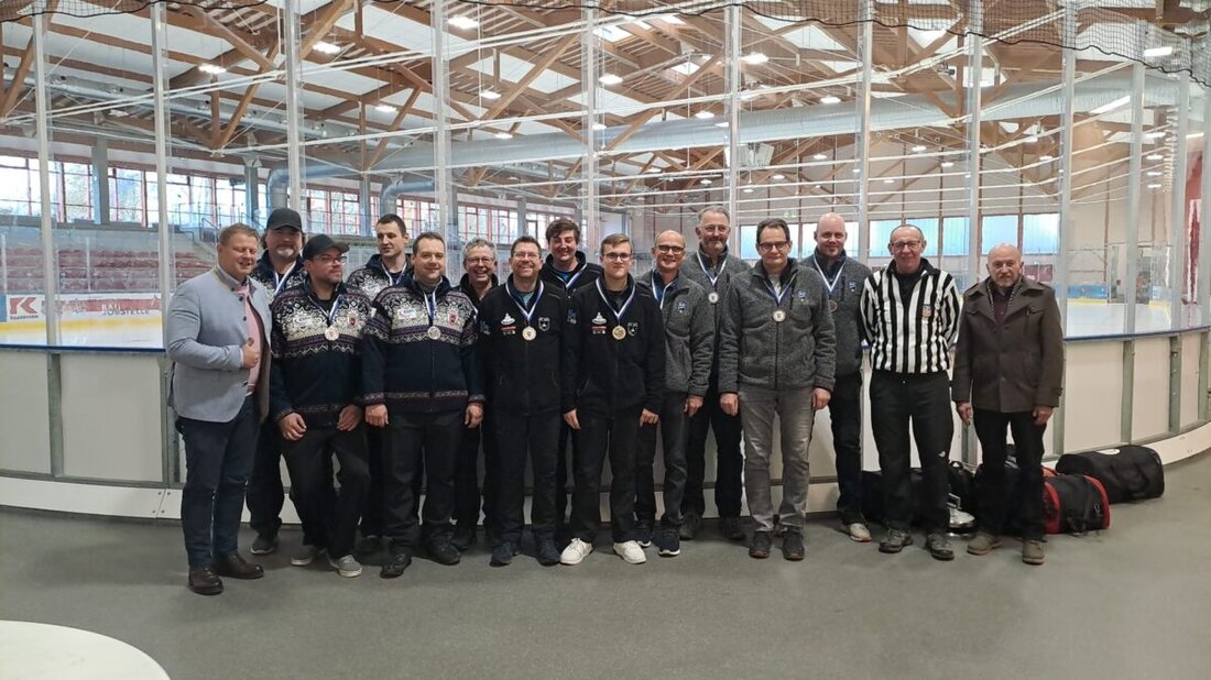 Mitterteich. Der ATS Mitterteich bot beim Bezirkspokal optimale Bedingungen; im Herrenfeld gewann der SC Zell vor dem SV Hagelstadt, die Sportfreunde Kondrau wurden Dritter. Bei den Damen entschied ein Stock den Titel.