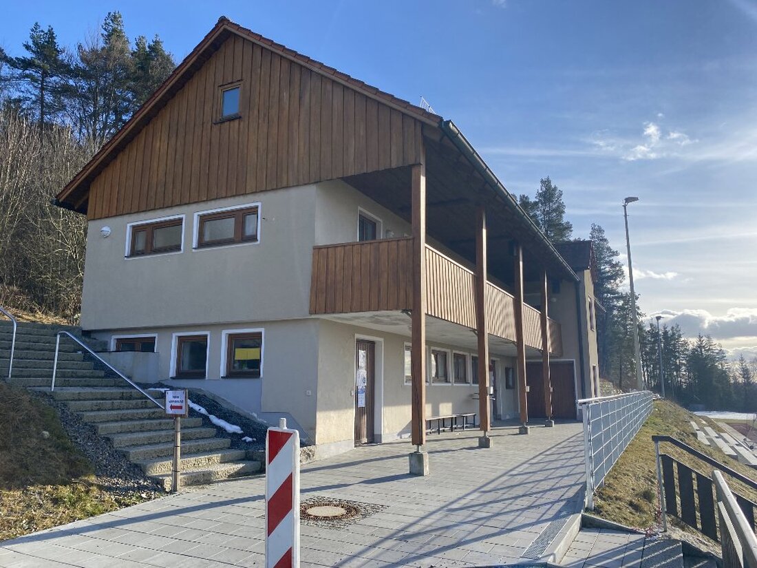Flossenbürg. Jetzt ist das Sportheim an der Reihe. Spätestens im Sommer, möglichst schon früher, soll die Sanierung beginnen. Der Gemeinderat hat die wichtigsten Gewerke für das knapp 670.000 Euro teure [&hellip;]