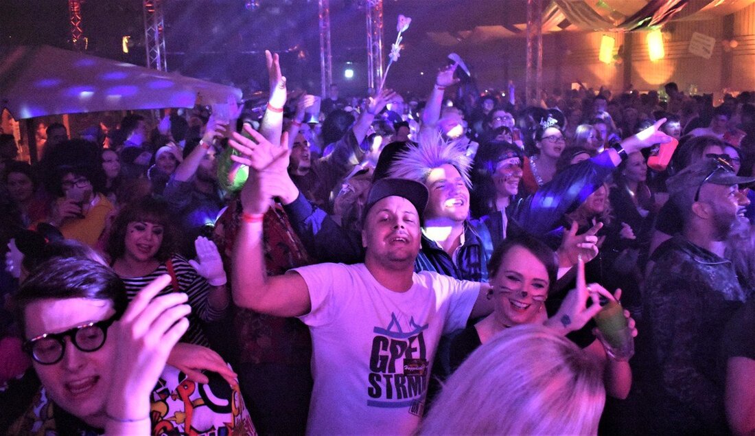 Grafenwöhr. “Zombie” gibt es akustisch von “Born Wild” auf der Bühne, aber auch durch die Menge drängen sich Zombies – und nicht nur die: Mehrere hundert andere Kostümierte ließen die [&hellip;]