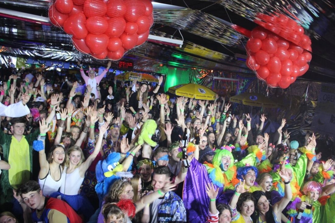 Oberwildenau. Eine volle Tanzfläche, begeisterte Gäste, tolle Stimmung und als Höhepunkt ein heißer Auftritt. Der Sportlerball des SC Luhe-Wildenau hat auch in diesem Jahr seinen guten Ruf bekräftigt. Egal ob [&hellip;]