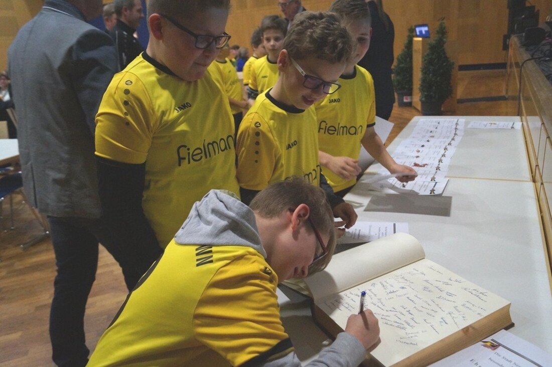 Neustadt/WN. Die Bedeutung des Sports für Gesundheit, Freizeitgestaltung und Unterhaltung war noch nie so groß wie heute. “Die Stadt weiß diese Bedeutung zu schätzen und darum werden heute 98 Mädchen, [&hellip;]