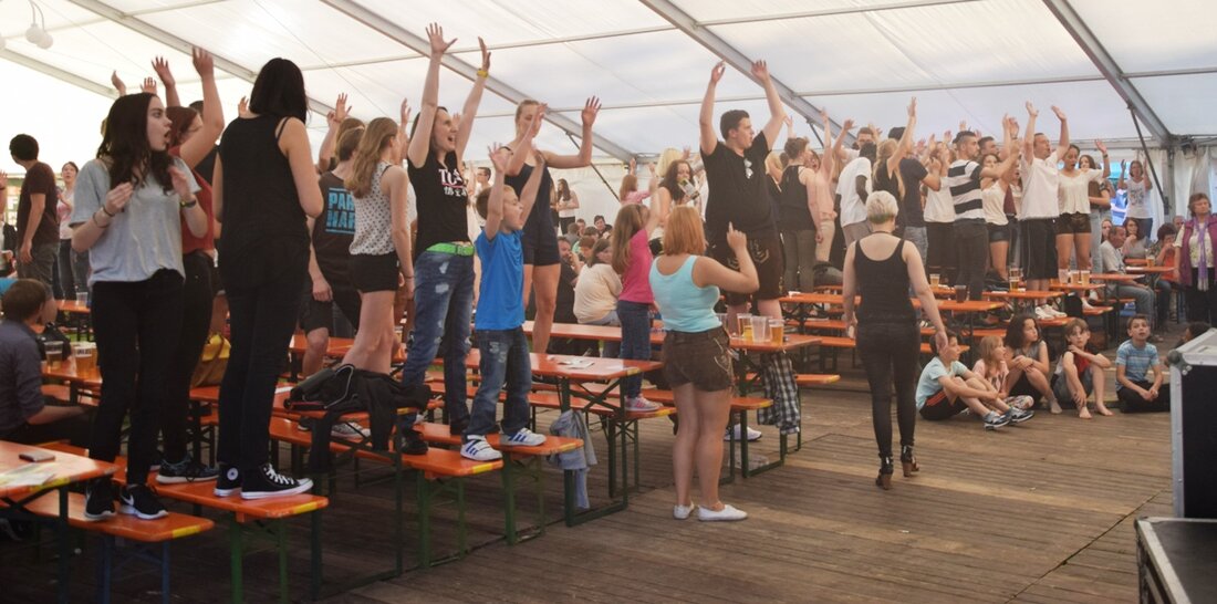 Rothenstadt. Auch in diesem Jahr feierte man auf dem Sportplatz in Rothenstadt wieder das Sportplatzfest: Und das zwei Tage lang!  Am Freitag trat wieder die Band Highline auf: Ein gelungener Musikmix [&hellip;]