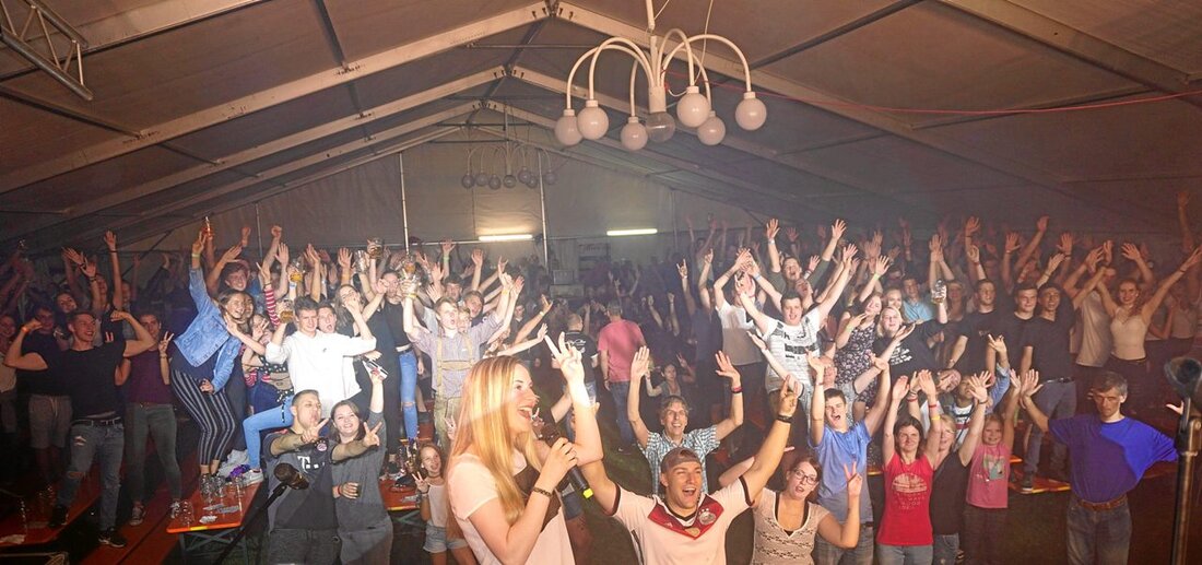 Rothenstadt. Wenn im Zelt alle auf den Bänken stehen, haben sie alles richtig gemacht. Diesen Eindruck hatte man von den zufriedenen Gesichtern der Organisatoren des diesjährigen Sportplatzfestes beim VfB Rothenstadt. Allen [&hellip;]