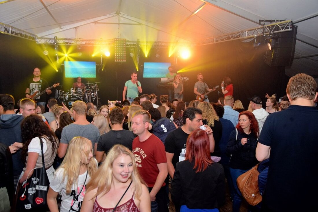 Rothenstadt. Unter dem Motto „Rounstod Live“ schickt der VfB Rothenstadt sein beliebtes Sportplatzfest, im vierten Jahr in Folge, ins Rennen. Dabei haben die Rothenstädter richtige Stimmungsgaranten im Programm.  Am zweiten Juni-Wochenende [&hellip;]