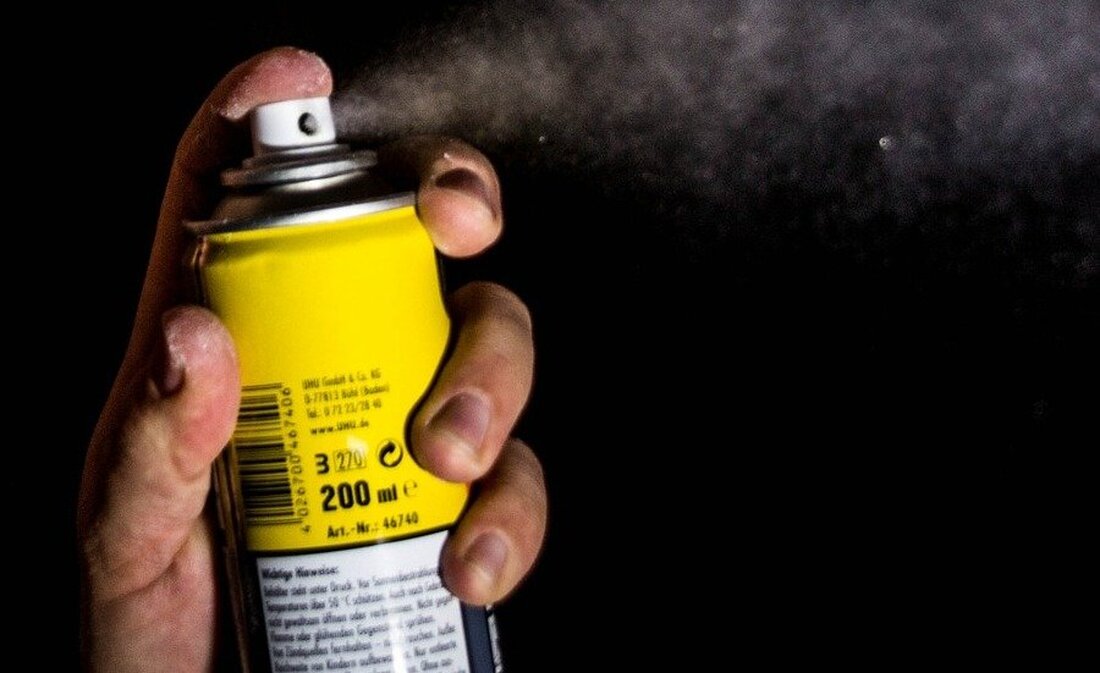 Neustadt/WN. Ein Unbekannter hat die Friedhofsmauer beim Raiffeisenplatz mit dunkler Farbe besprüht. Wer hat etwas beobachtet? Der Täter muss im Zeitraum von Sonntag bis Dienstag gegen 10.00 Uhr sein “Sprühwerk” [&hellip;]