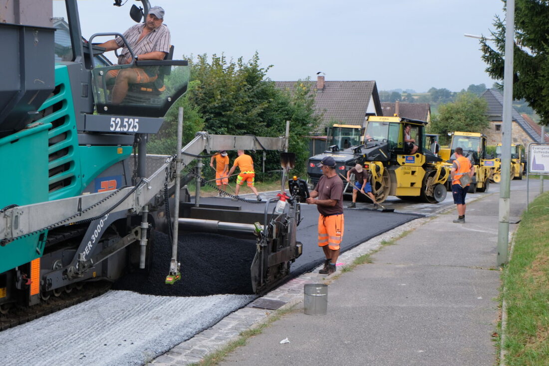 Floß. Die Straßenbauarbeiten an der Staatsstraße 2181 von Floß nach Plößberg verbessern die Infrastruktur und Mobilität und werden dieses Wochenende abgeschlossen.