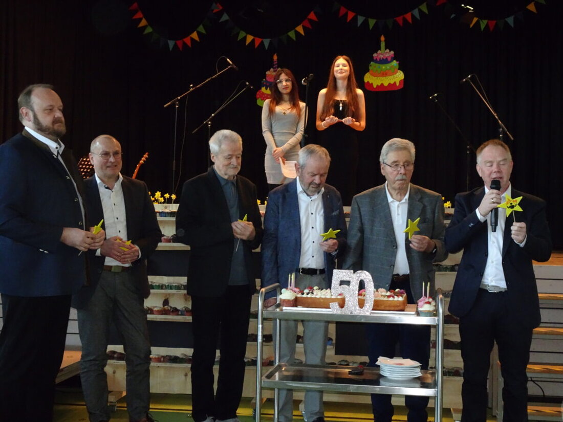 Neustadt/WN. Die St. Felix Schule feiert 50 Jahre Schulstandort und 30 Jahre im eigenen Haus. Gäste, Eltern und Kinder erleben Musik, herzliche Grüße von Ehrengästen, ein Projektchor-Finale und zum Abschied Muffins.
