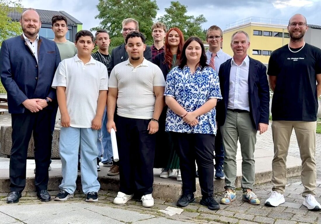 Neustadt/WN. An der St. Felix Schule fand eine ergreifende Abschlussfeier statt, bei der alle Schüler mit guten Noten erfolgreich ihren Abschluss machten. Höhepunkte waren persönliche Reden, ein Abschlussfahrt-Video und individuelle Lieblingssongs bei der Zeugnisübergabe.