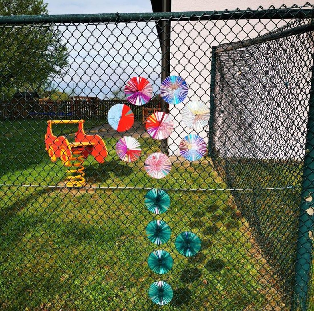 Störnstein. Im Moment prangen große Blumen am Zaun der Kindertagesstätte St. Franziskus. Es ist die jüngste Aktion des Teams um Leiterin Christina Bröckl, um mit den Kindern auch in der [&hellip;]