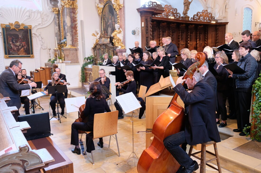 Speinshart. Zum Rosenkranzfest erfüllte der St. Thomas-Chor Trockau unter Leitung von Ottmar Schmitt die barocke Klosterkirche mit marianischer Kirchenmusik aus drei Jahrhunderten und begeisterte die zahlreichen Besucher.