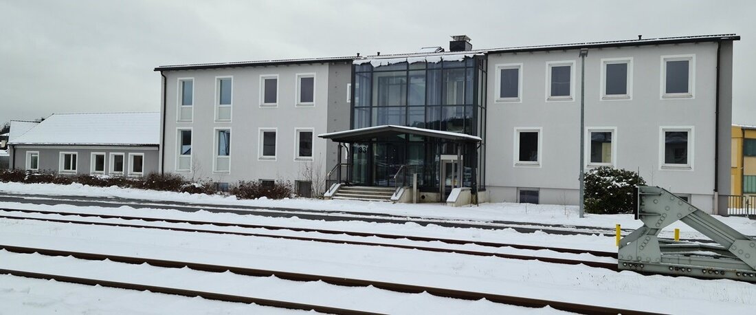 Grafenwöhr. Das alte HSG-Gebäude ist fertig entkernt, jetzt startet der Innenausbau, damit Berufsschule und die Schulvorbereitende Einrichtung (SVE) einziehen können. Warum der Bau aus Sicht von Vorstand Tassilo Heimberg ideal [&hellip;]