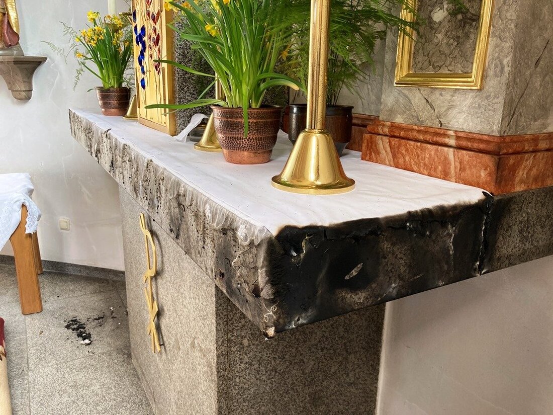 Flossenbürg. Unbekannte suchten den Kirchenaltar der katholischen Kirche heim und hinterließen ein Bild der Zerstörung. Sie versuchten den Altar in Brand zu setzen.
