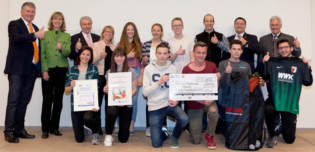 Kemnath. In der Kemnather Realschule gibt es allen Grund zu feiern: Die Schülerinnen und Schüler holten den Titel zum Landessieger beim Sportabzeichen-Wettbewerb nach Kemnath. Insgesamt wurden im Schuljahr 2015/16 in 585 [&hellip;]