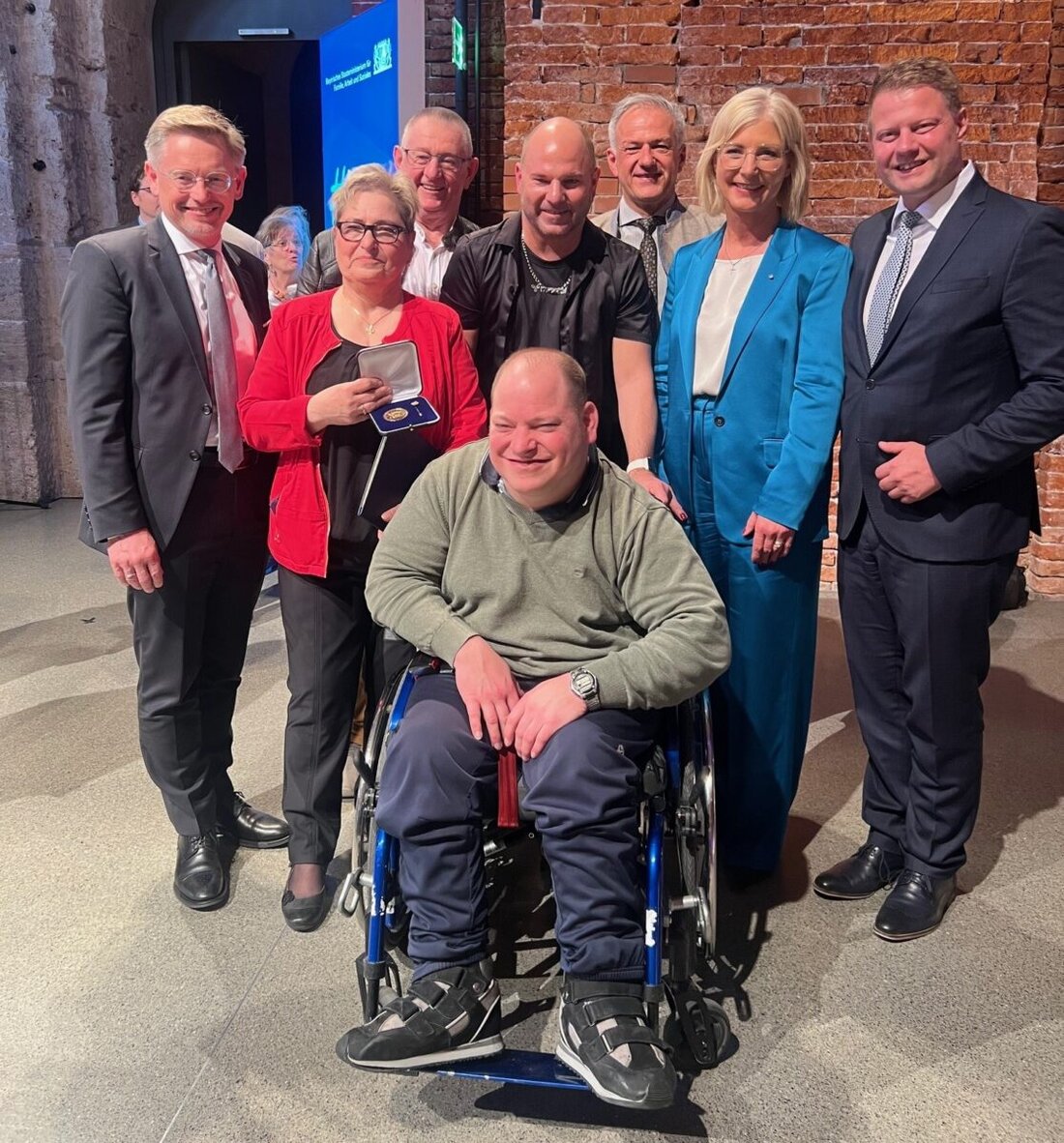 Mitterteich. Hildegard Betzl wurde für ihren jahrzehntelangen Einsatz in der häuslichen Pflege und für Menschen mit Behinderung mit der Staatsmedaille geehrt. Die Auszeichnung fand in München statt, begleitet von Familie und politischen Vertretern.