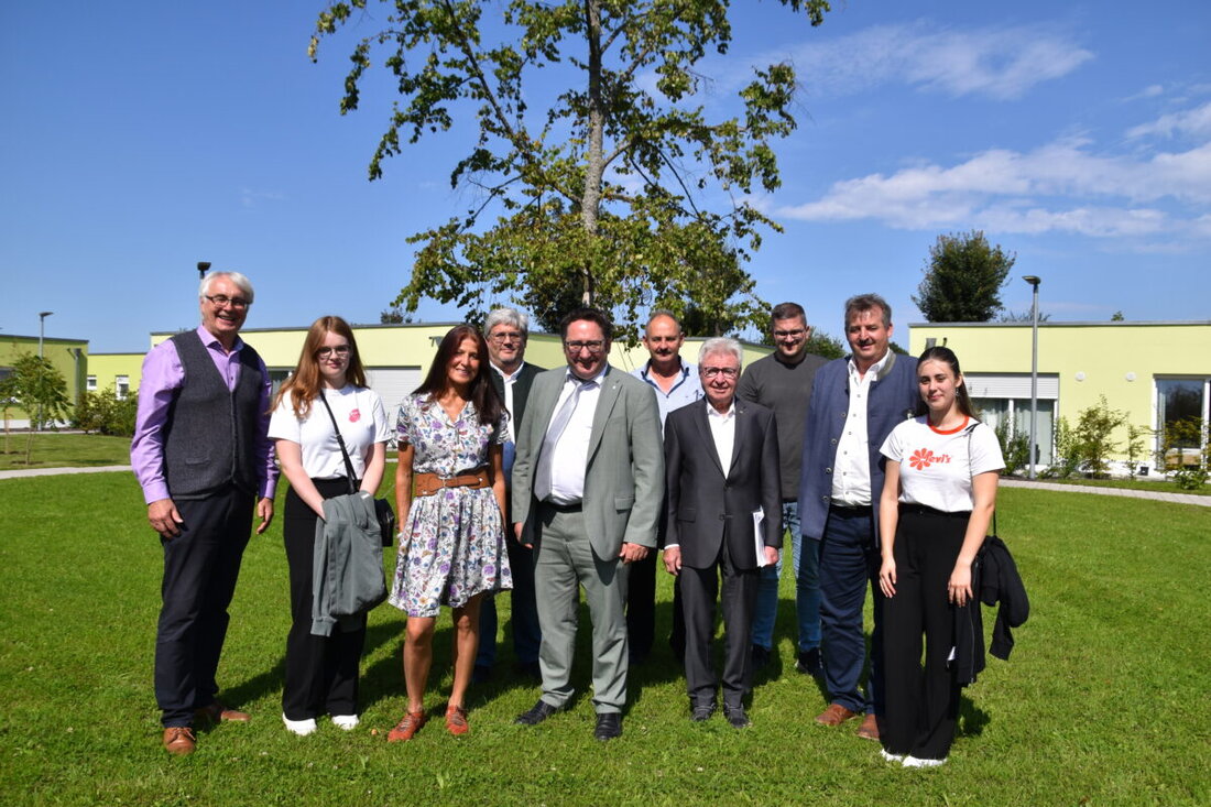 Schönsee. Wirtschaftsstaatssekretär Tobias Gotthardt besuchte die neue Sozialtherapeutische Einrichtung in Schönsee und führte Wirtschaftsgespräche. Er zeigte sich von der STE beeindruckt und nahm Anliegen bezüglich Seniorenversorgung, Energiekosten und Wirtschaftsförderung auf.