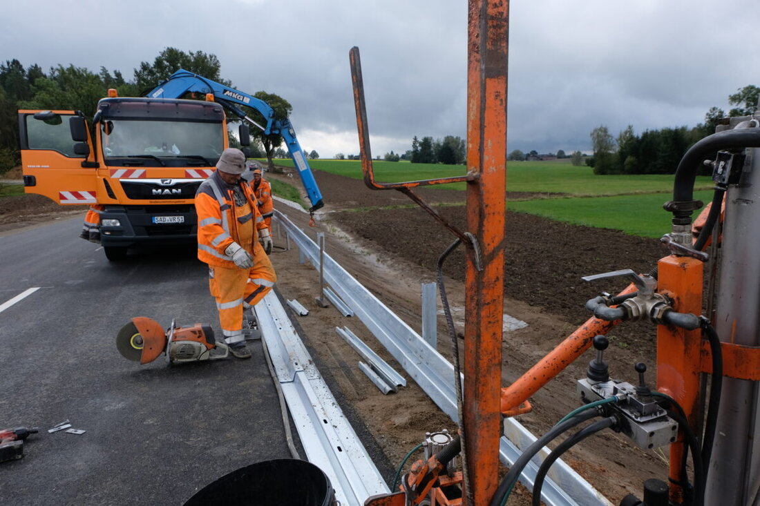 Floß. Der Ausbau der Staatsstraße 2181 in Richtung Schlattein nähert sich der Fertigstellung, wobei die Freigabe noch im Herbst 2024 erfolgen soll. Die Arbeiten umfassen unter anderem das Setzen von Leitplanken und die Erneuerung der Markierungen.