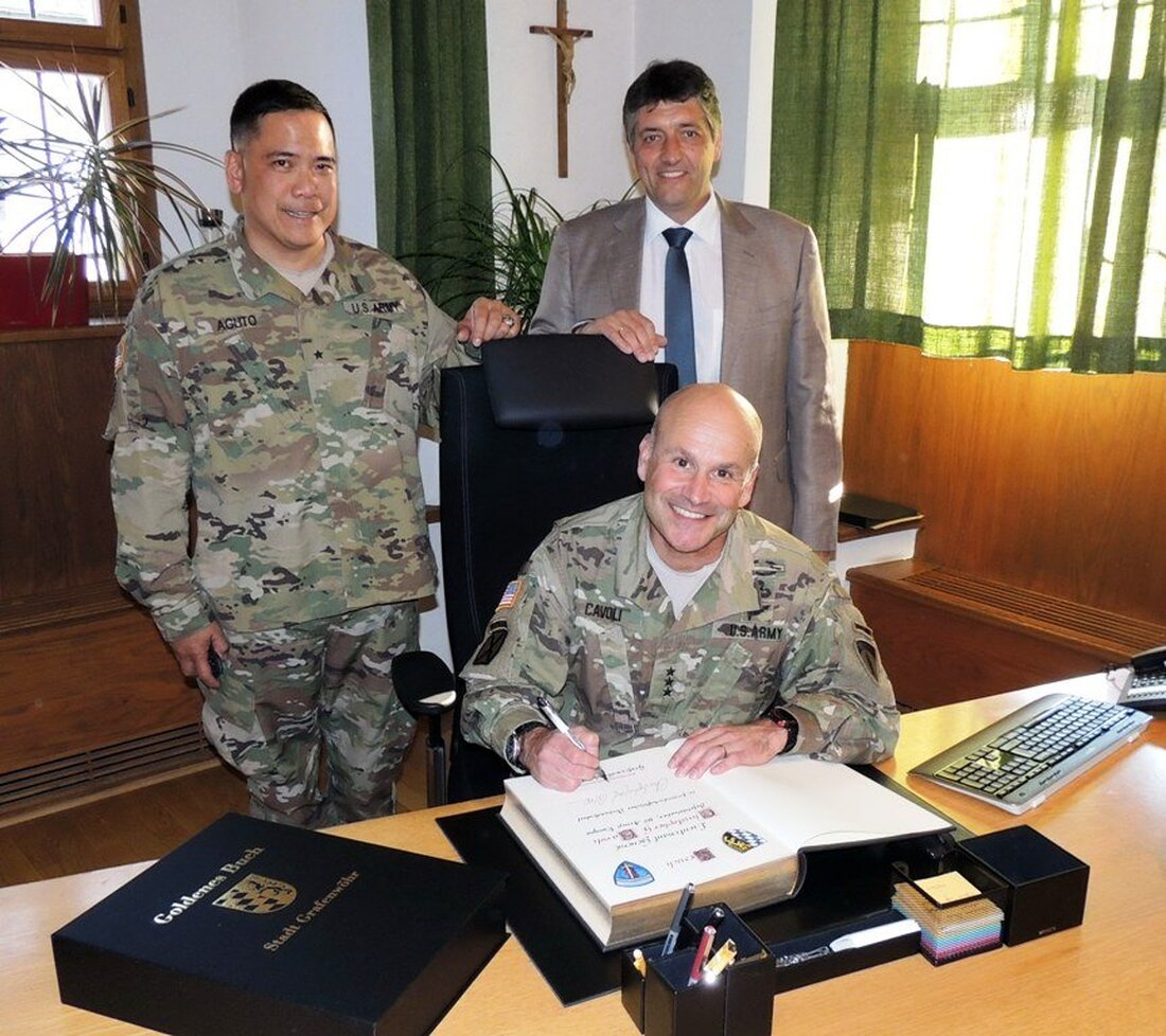 Grafenwöhr. „In freundschaftlicher Verbundenheit“ steht über dem Eintrag von Generalleutnant Christopher G. Cavoli im neuen goldenen Buch der Stadt. Bürgermeister Edgar Knobloch freute sich, den kommandierenden General der amerikanischen Landstreitkräfte [&hellip;]