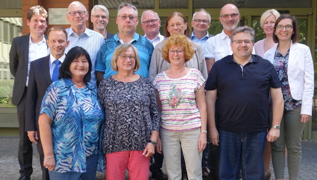 Weiden. Jahre- ja oft jahrzehntelang haben 19 Neu-Ruheständler für die Stadt Weiden gearbeitet. Zum Abschied gab’s eine kleine Dankesfeier.  Bürgermeister Jens Meyer lud zu einer kleinen Feierstunde in den kleinen [&hellip;]