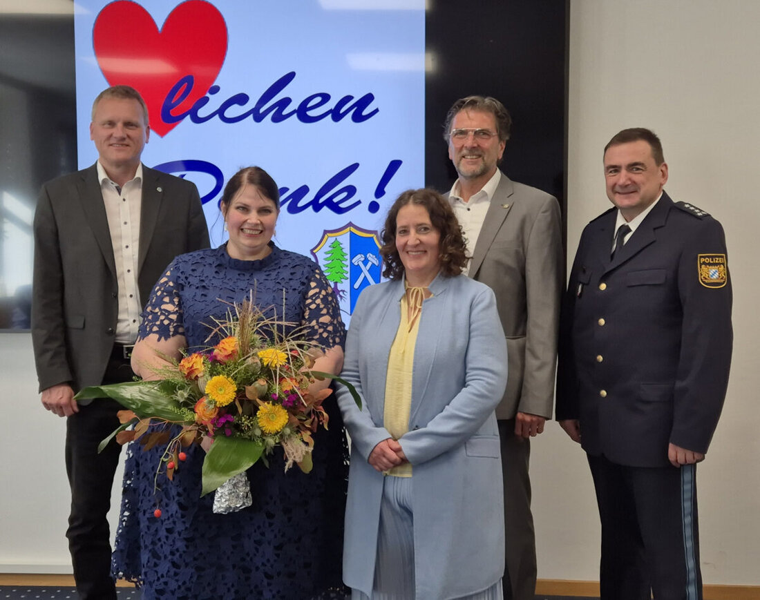 Maxhütte-Haidhof. Die Stadt ehrte Stephanie Schreiner für Zivilcourage, nachdem sie mit präzisen Hinweisen schwere Straftaten an Kindern aufdecken half und dafür die Courage-Medaille 2025 erhielt.