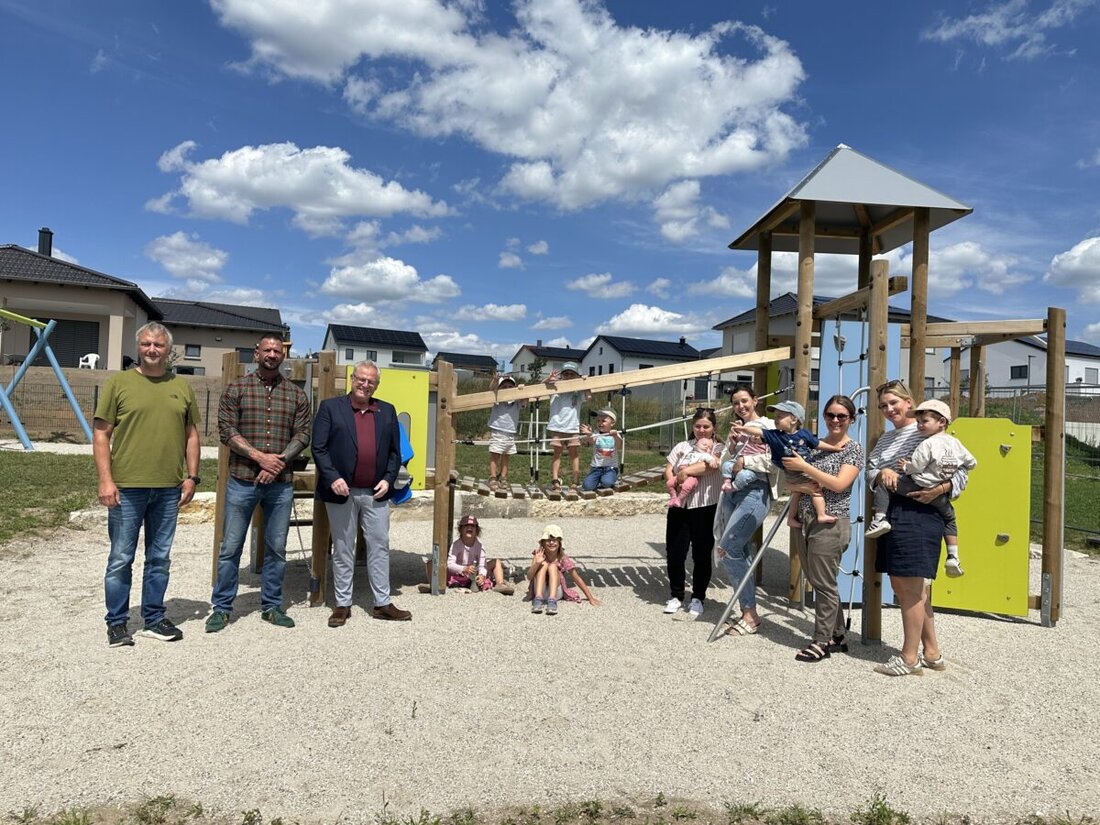Schwandorf. Die Stadt hat zwei neue Spielplätze eröffnet: im Neubaugebiet Rothlinde südlich der Steinberger Straße sowie in der Hannathstraße in Fronberg. Moderne Geräte und ein Zaun laden Familien ein.