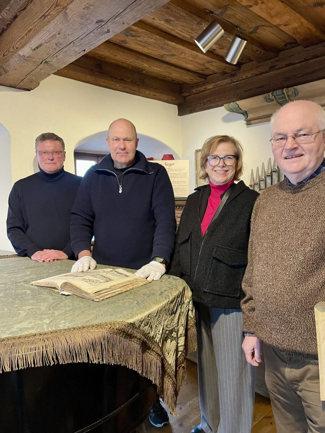 Weiden. Ein jahrhundertealter Schatz zieht ins Stadtarchiv ein: Das Kepler-Gymnasium übergibt eine rare Originalausgabe der Topographia Bavariae.