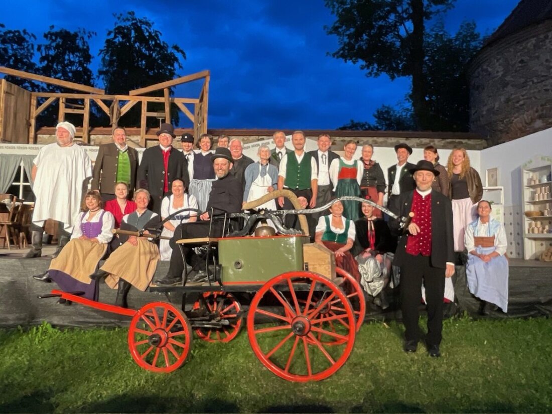 Döllnitz/Vohenstrauß. Die historische Döllnitzer Feuerwehrspritze von 1872 kommt erneut zum Einsatz. Die Stadtbühne Vohenstrauß bindet das Gerät in ihre aktuelle Inszenierung des Volksstücks "Geisterbräu" auf Schloss Friedrichsburg ein.