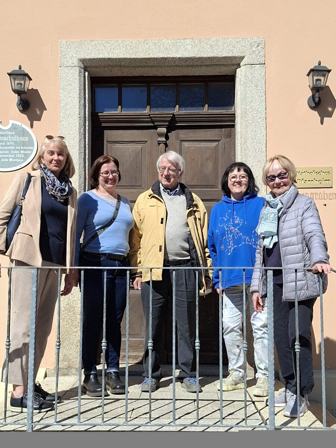 Kemnath. Eine Stadtführung zum 80. Geburtstag von Prof. Dr. med. Helmut Lindner führte zu Stationen seiner Kindheit. Liane Preininger vom HAK verband Stadtgeschichte mit seinem Lebensweg für die Familie.