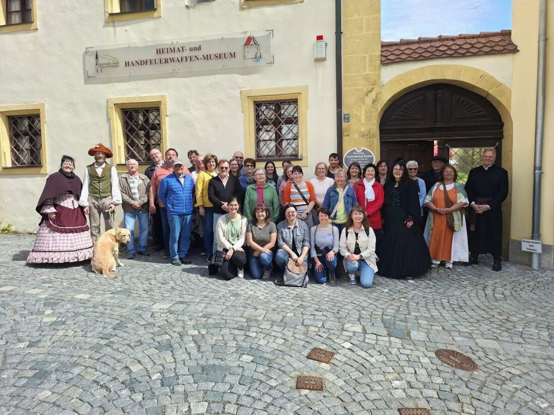 Kemnath. Eine historische Stadtführung ließ mit Darstellern in wechselnden Rollen die Vergangenheit lebendig werden. Der katholische Kirchenchor aus Kulmain erlebte Altstadt und Klostergeschichte hautnah.