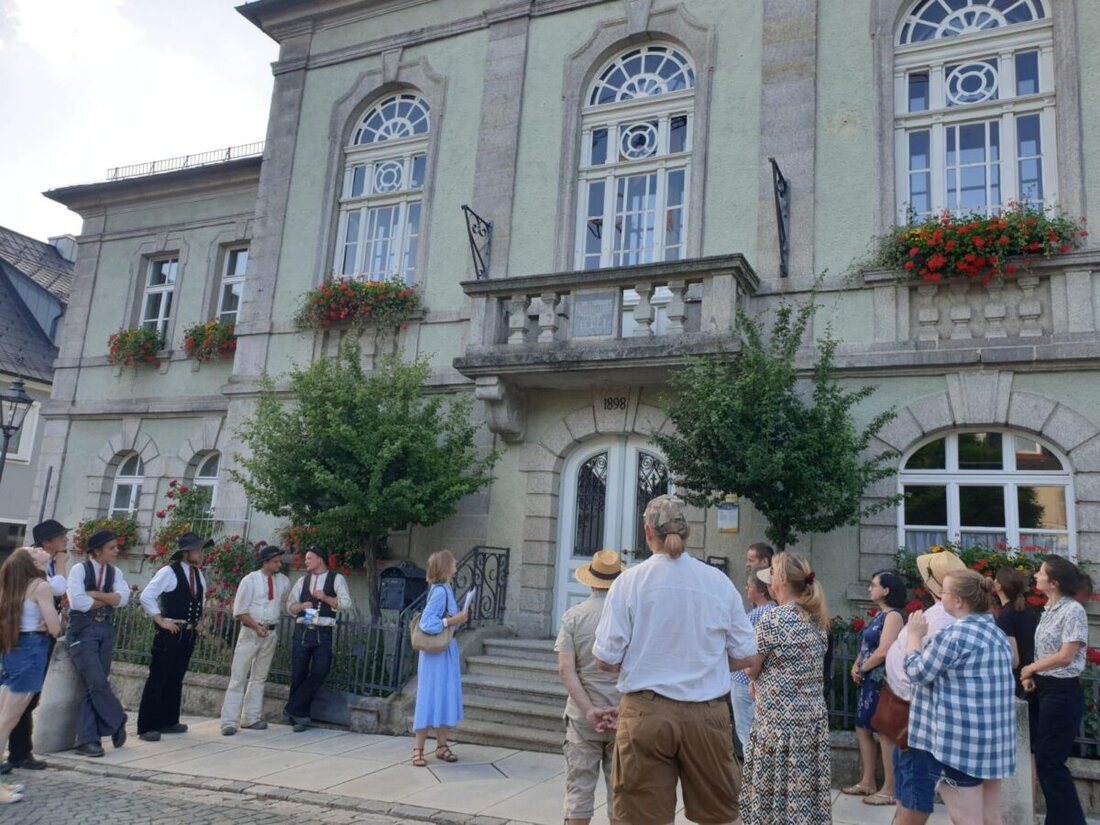 Bärnau. Stadtführungen zeigen Geschichte vom Bärenbrunnen bis zum Knopfmuseum, nächster Termin ist Sonntag, 28. September, 14 Uhr, und die Anmeldung ist bis zum Vortag 12 Uhr möglich.