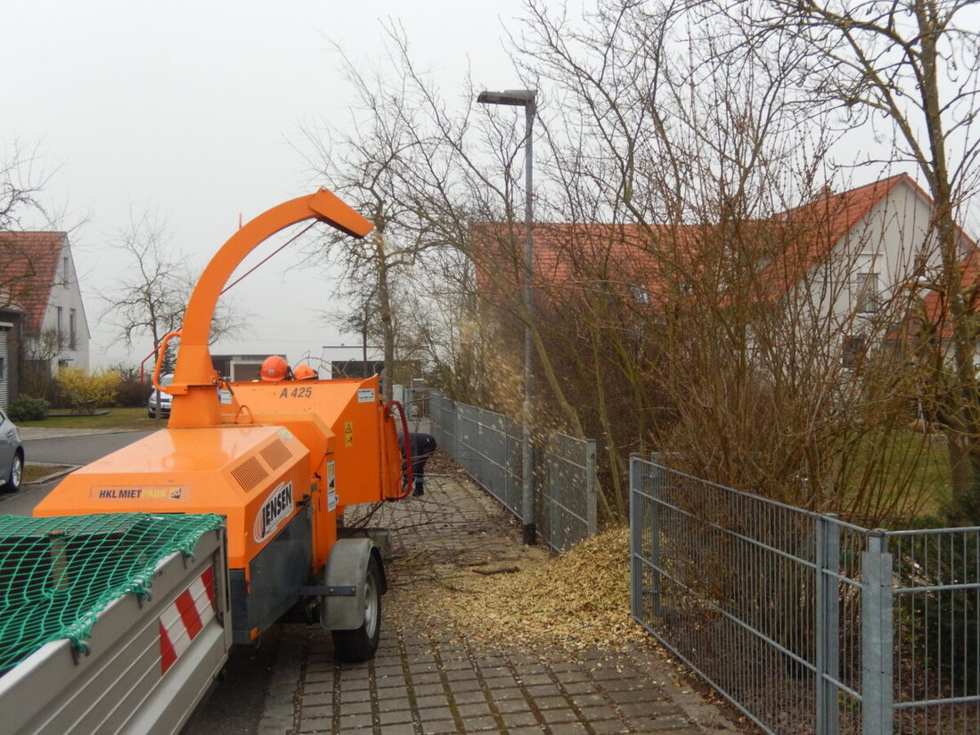 Amberg. Die Häckselaktion findet vom 3. bis 7. November 2025 vor Ort statt, Anmeldungen bis 23. Oktober 2025, es kostet 12 Euro für 30 Minuten und danach je 15 Minuten 8 Euro, maximal 2 Stunden.