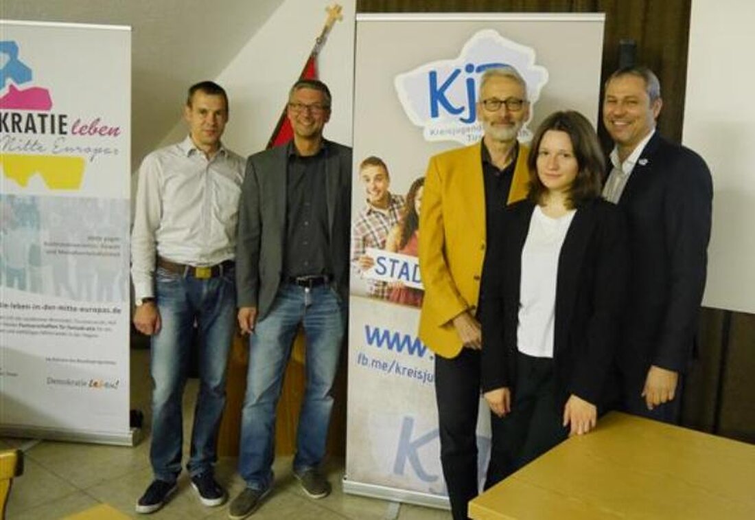 Tirschenreuth. Nach der Filmvorführung „Blut muss fließen – Undercover unter Nazis“ klärte der Regisseur Peter Ohlendorf die Zuschauer über die “rechte” Gefahr auf.  Der Film zeigt Aufnahmen, die der freie Journalist mit [&hellip;]