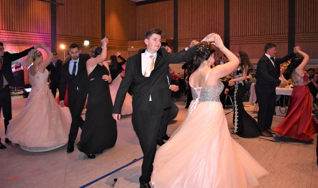 Grafenwöhr. Bezaubernd und chic kann man da nur sagen. So war das Outfit der jungen Absolventen beim Tanzkurs-Abschlussball aus den Schulen des Städtedreiecks. Gezeigt haben sie natürlich, was sie tänzerisch drauf [&hellip;]