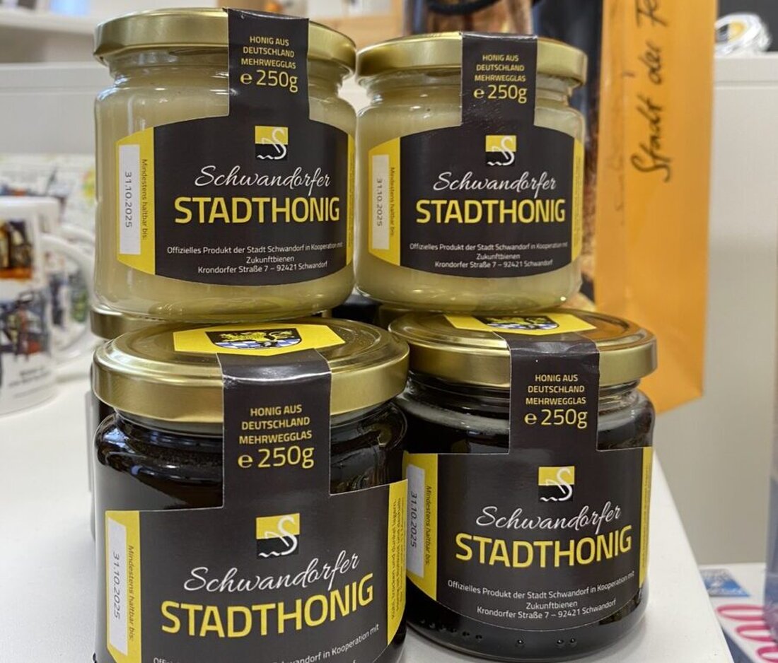 Schwandorf. Der beliebte Stadthonig ist ab sofort wieder im Tourismusbüro zu haben, wahlweise flüssig oder cremig. Das 250-Gramm-Glas kostet vier Euro – solange der Vorrat reicht; gewonnen von Bienen am städtischen Weinberg.
