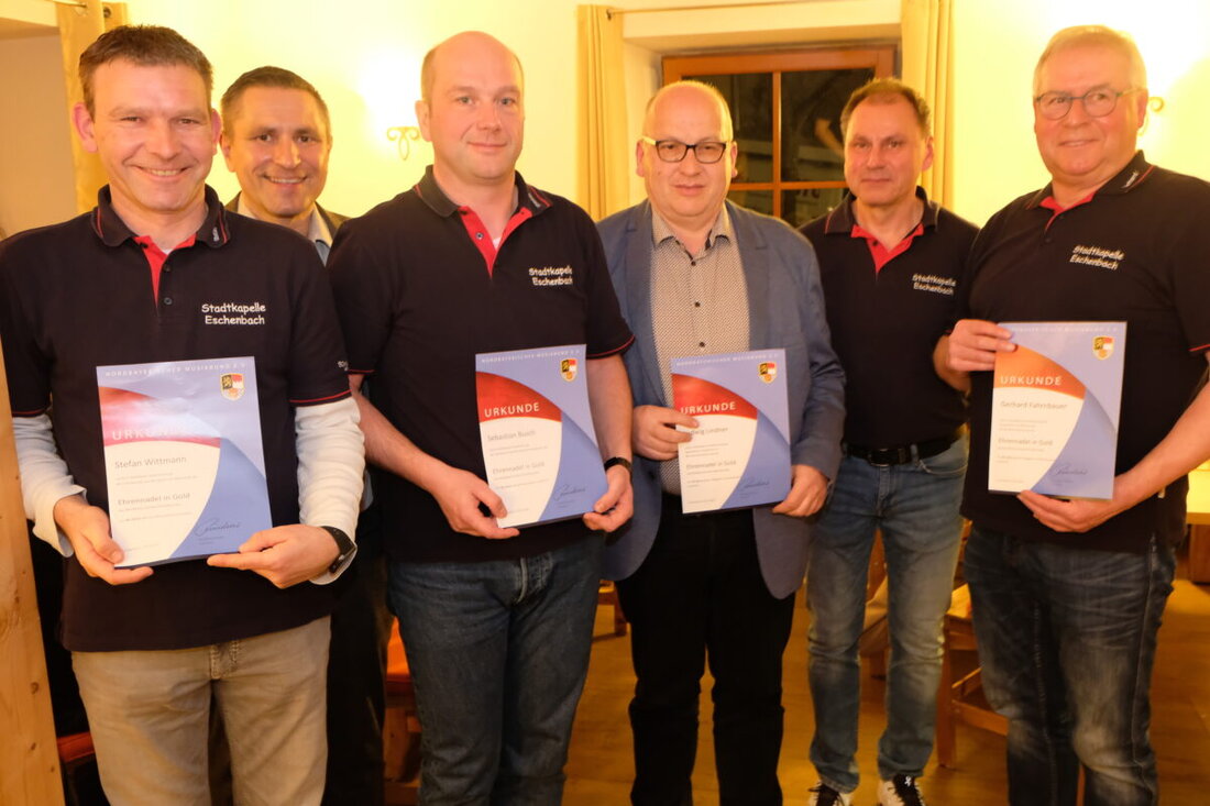 Eschenbach. Bei der Jahreshauptversammlung der Stadtkapelle mit Neuwahlen und Ehrungen wurde die Bedeutung der Blasmusik für die Stadt betont. Die Kapelle hatte 70 Auftritte in zwei Jahren und blickt auf ein volles Programm mit dem 100-jährigen Jubiläum als Höhepunkt.