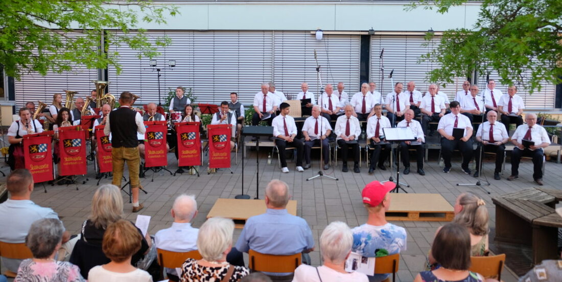 Eschenbach. Stadtkapelle und Liedertafel verzauberten bei einer Sommerserenade im Hof der Markus-Gottwalt-Schule mit klangvollen Sommernachtsträumen. Rund 250 Gäste erlebten Harmonie, Temperament und große Hits von Polka bis Pop.