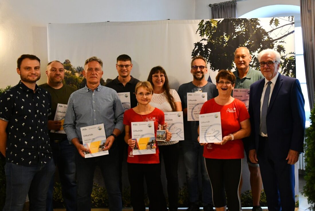 Burglengenfeld. Beim Stadtradeln 2025 legten die Teilnehmenden über 22.000 Kilometer zurück und sparten fast vier Tonnen CO₂ ein. Die aktivsten Radler und Teams wurden im Rathaus geehrt, zudem gab es eine Verlosung von Wifo-Gutscheinen.