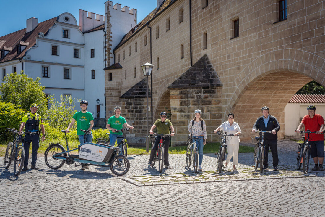 Amberg. Stadt und Landkreis Amberg-Sulzbach haben am Landratsamt das Stadtradeln 2026 unter dem Motto Radeln für ein gutes Klima eröffnet. Geradelt wird vom 4. bis 24. Juli 2026. Anmeldungen sind weiterhin online möglich.
