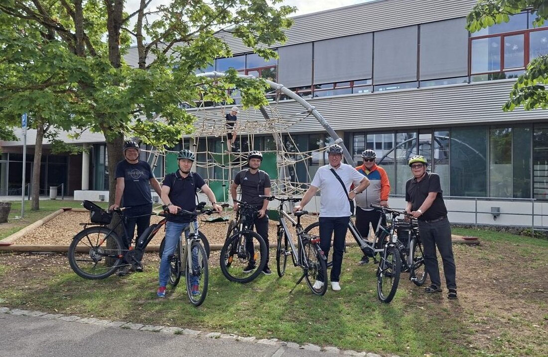 Burglengenfeld. Mit einer Feierabendtour startete die Stadt ins Stadtradeln: Bürgermeister, Klimaschutzmanager und Stadträte sammelten erste Kilometer für Klimaschutz und bessere Radwege. Bis 26. Juli 2026 radeln 16 Teams.