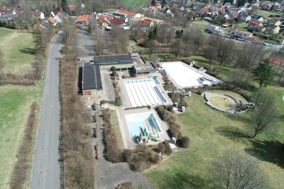 Pleystein. Der Stadtrat lehnt eine Freiflächen-Photovoltaikanlage in Lohma ohne Debatte ab. Zugleich beantragt die Stadt Förderung 2025/2026, um das Freibad zum Naturbad umzubauen. Die Finanzplanung bleibt offen.