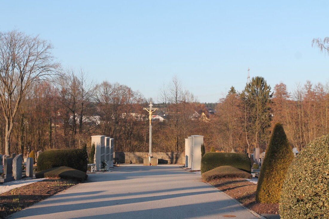Vohenstrauß. Der Stadtrat hat die fünfte Änderungssatzung zur Friedhofsgebührensatzung vertagt, weil Kosten auf alle Grabstellen umzulegen sind. Die Jahresrechnung zeigt Schuldenrückgang; nächste Sitzung am 9. April, 18 Uhr.